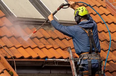 Démoussage et hydrofuge de toiture à Combreux